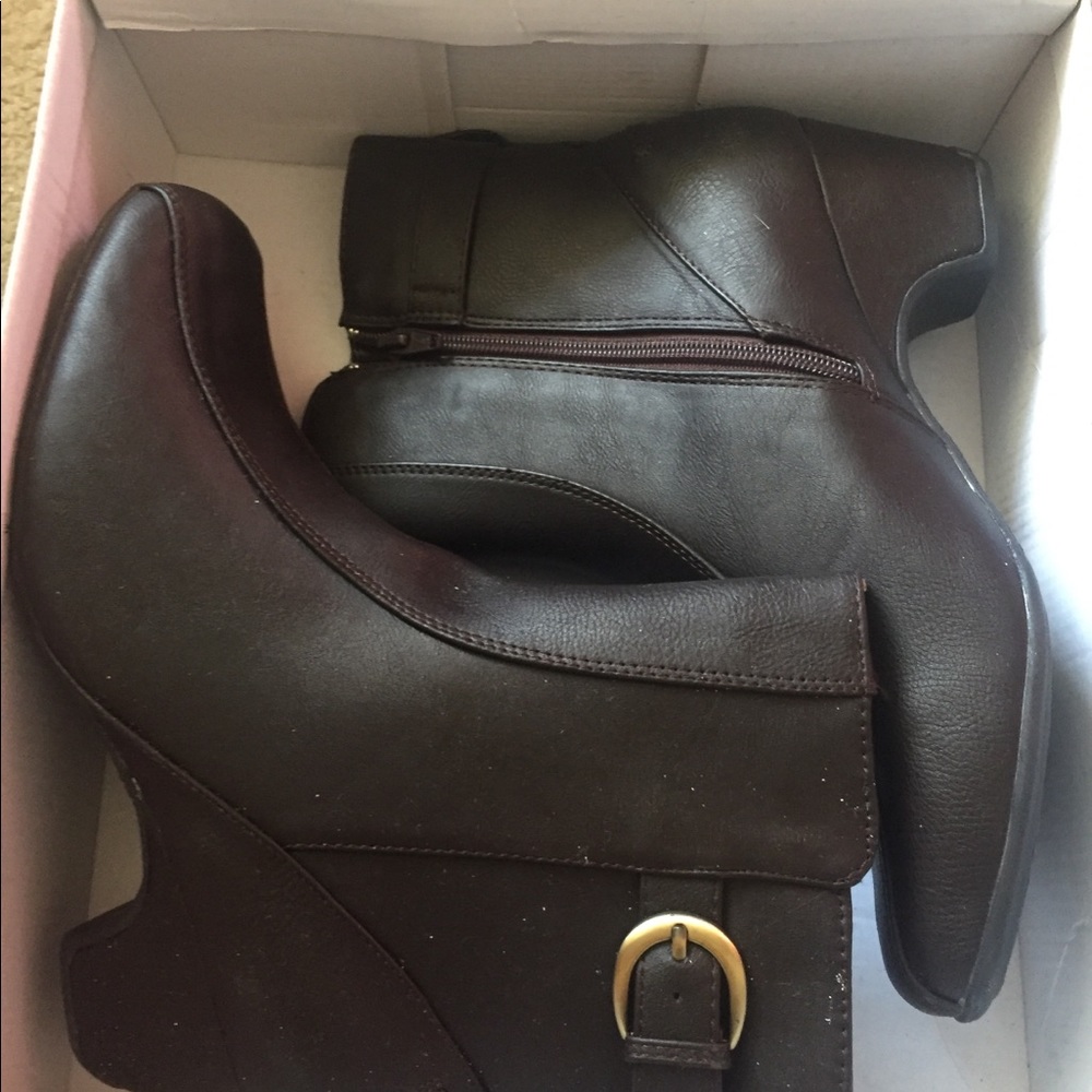 Women’s brown boots size 10